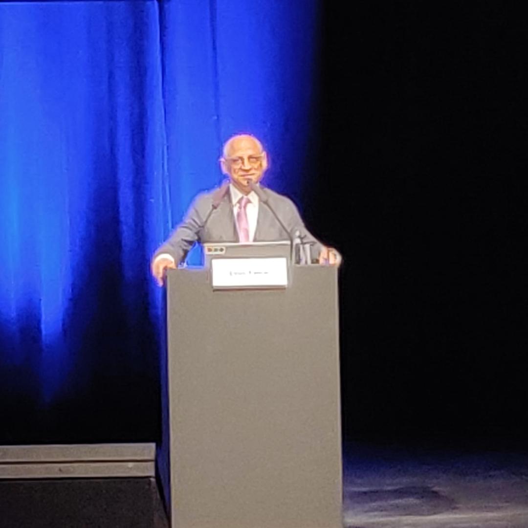 Elias Fattal derrière son pupitre, présente ces derniers résultats de recherche.