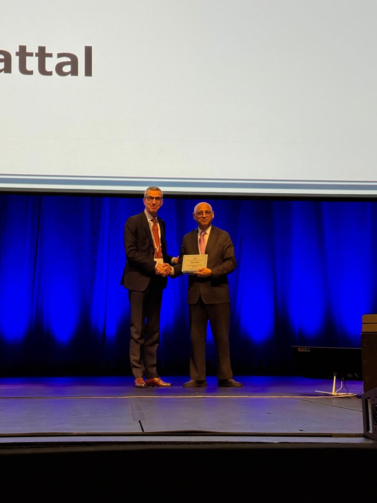 Elias Fattal reçoit son prix.