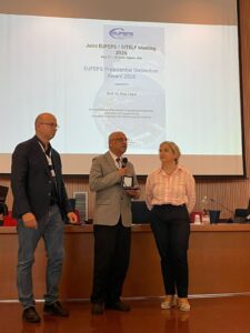 Professeur Elias Fattal se fait remettre le President Award à Naples