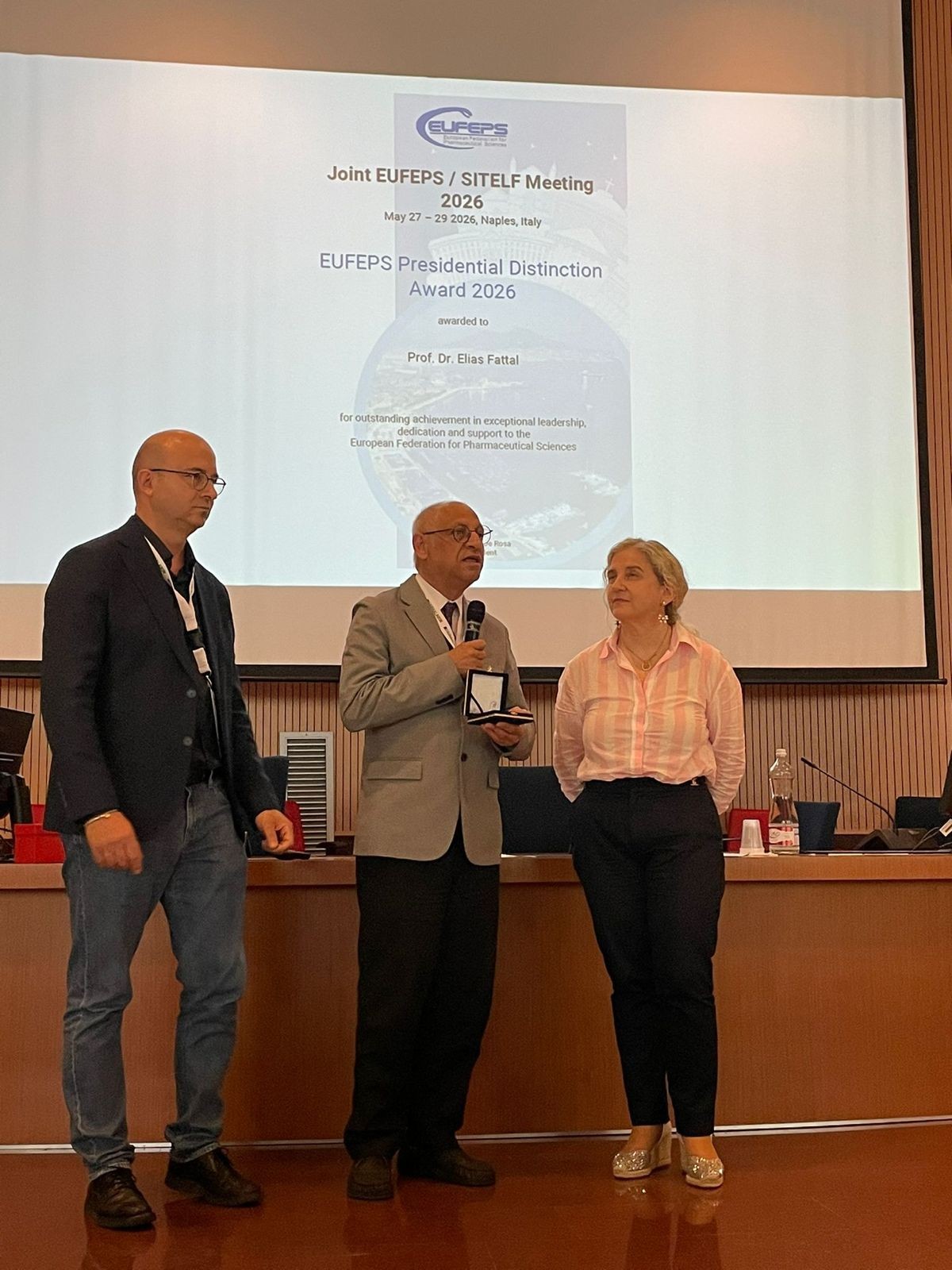 Professeur Elias Fattal se fait remettre le President Award Ă Naples